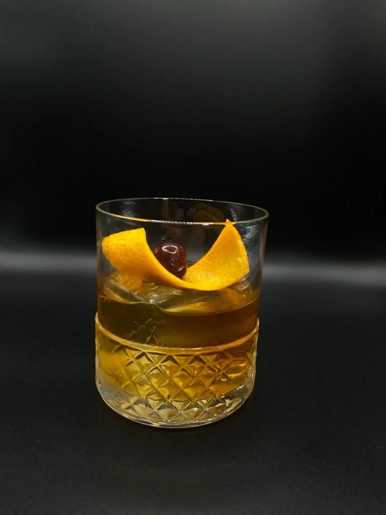 The Old fashioned een drankje met een sinasappel schil en kers, maar ook geschiedenis.