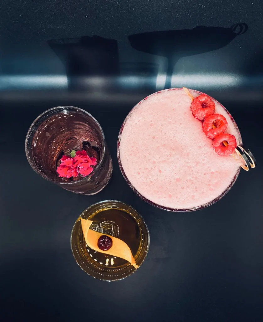 Voorbeeld van onze signature cocktails met onder andere framboos en de Old Fashioned.